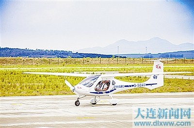 本報訊 （沈陽日報記者楊主格）近日，沈陽航空航天大學（遼寧通用航空研究院）協同部分高校、航空企業和科研院所，經過近三年艱苦攻關，成功研制的我國首款電動力輕型運動飛機RX1E首批兩架交付客戶。