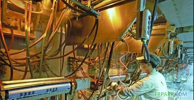 　　近日，由四川富潤企業重組投資有限責任公司旗下四川省玻纖集團有限公司（簡稱&ldquo;四川玻纖&rdquo;）自主研發，自主投資建設的全球首個玄武巖連續纖維池窯中試項目在四川省德陽市羅江區成功點火。該項目總投資9000萬元，項目點火運行成功后，四川玻纖將成為世界第一家采用池窯方式生產玄武巖纖維的企業。 　　玄武巖連續纖維是以天然的火山噴出巖為原料，在1450℃～1500℃熔融后，經鉑銠合金漏板高速拉絲而形成的連續纖維，具有熱傳導系數低、水泥相容性好、介電系數高、吸音系數高、耐溫性佳（-269℃～700℃）、抗氧化、抗輻射、過濾性好、抗壓縮強度和剪切強度高等特點，廣泛運用于國防軍工、交通運輸、車船制造、電子信息、航空航天等各個領域，被國家視為戰略性新興產業，也被四川列為四大高端新型成長型產業之一。 　　近年來，四川玻纖先后組建13個實驗室致力于玄武巖纖維研發，前后攻克玄武巖纖維生產領域數十個技術難題，研發出一整套池窯生產連續玄武巖纖維的生產工藝，徹底改變傳統玄武巖纖維生產技術成本高、產能低、品質不穩定的問題。目前，該公司已申報發明專利8項，實用新型專利8項，企業專有技術11項，深加工后續專利仍在持續申報。